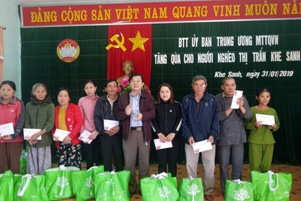 Trao 100 suất quà Tết hỗ trợ người nghèo tại huyện Hướng Hóa