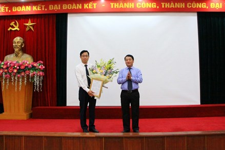Trao quyết định thực hiện nhiệm vụ Quyền Chánh Văn phòng cơ quan UBTƯ MTTQ Việt Nam 