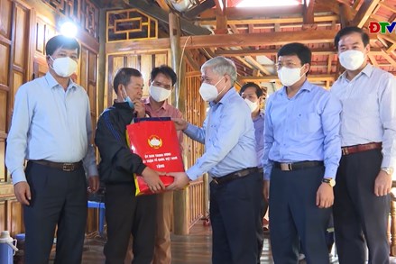Chủ tịch UBTƯ MTTQ Việt Nam Đỗ Văn Chiến thăm, làm việc và trao nhà đại đoàn kết tại tỉnh Điện Biên