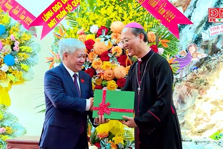Chủ tịch Ủy ban Trung ương MTTQ Việt Nam Đỗ Văn Chiến thăm, chúc mừng Lễ Giáng sinh tại Tòa Giám mục Xuân Lộc (Đồng Nai)