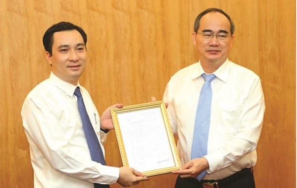 Chủ tịch Nguyễn Thiện Nhân trao Quyết định bổ nhiệm Tổng Biên tập Tạp chí Mặt trận