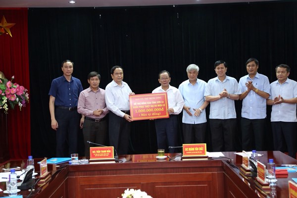 Chủ tịch Trần Thanh Mẫn trao 1 tỷ đồng ủng hộ nhân dân Sơn La khắc phục hậu quả mưa lũ