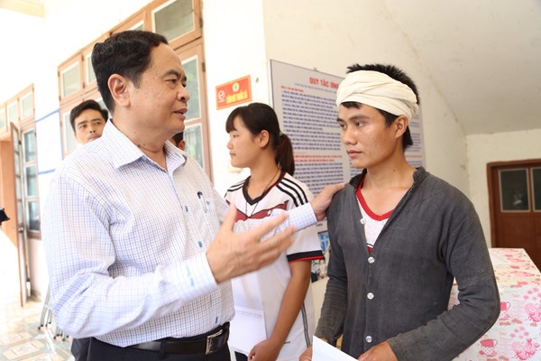 Chủ tịch Trần Thanh Mẫn chia sẻ, động viên nhân dân vùng tâm lũ Mường La