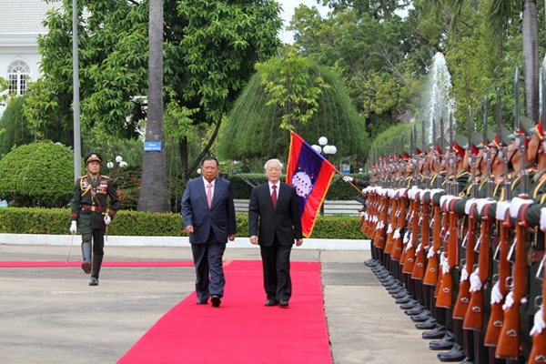 Việt Nam và Lào luôn kề vai sát cánh bên nhau