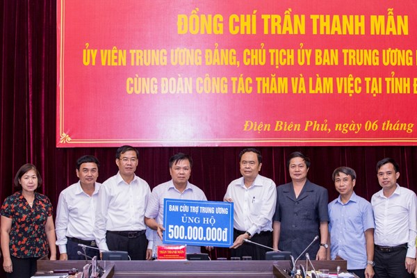 Chủ tịch Trần Thanh Mẫn trao 500 triệu đồng hỗ trợ nhân dân tỉnh Điện Biên khắc phục hậu quả mưa lũ