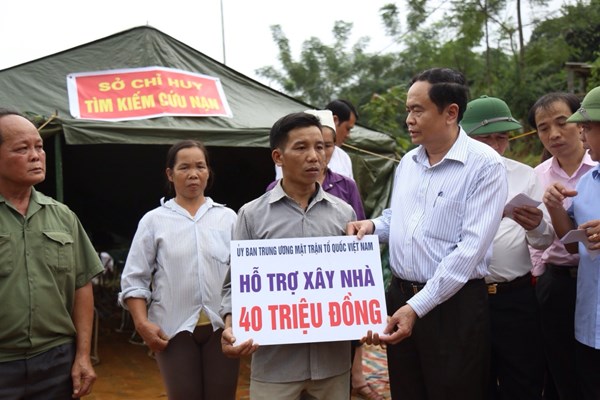 Chung tay hỗ trợ bà con vùng lũ vượt qua khó khăn