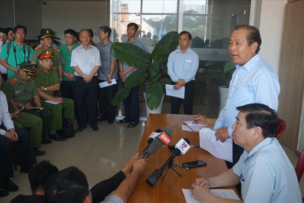 Phó Thủ tướng Trương Hòa Bình thắp hương cho nạn nhân vụ cháy chung cư Carina