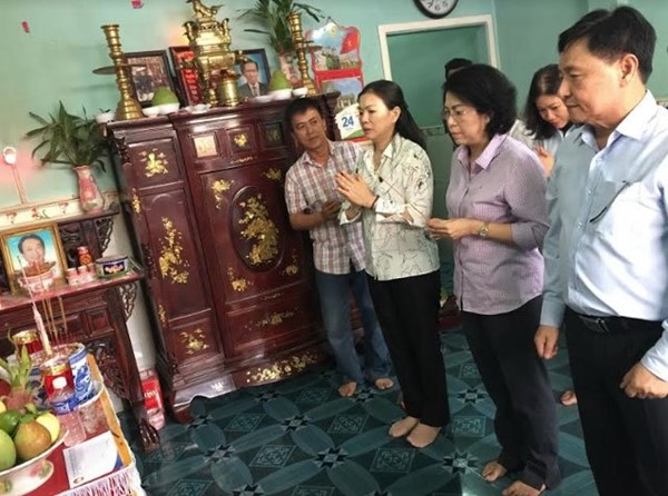 UBTƯ MTTQ Việt Nam thăm hỏi, hỗ trợ nạn nhân vụ cháy chung cư Carina Plaza