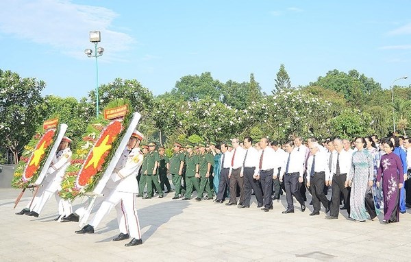 Lãnh đạo TPHCM dâng hương tưởng niệm các anh hùng liệt sĩ