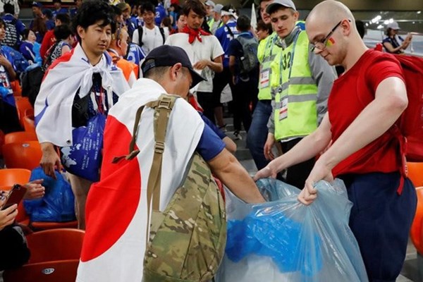 Người Nhật, người Nga dọn rác, còn nhiều người Việt nên biết "xấu hổ"