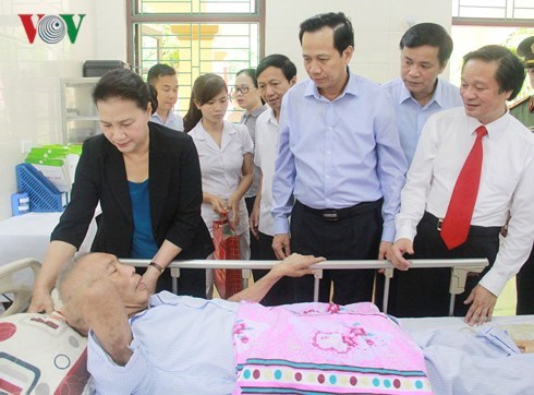 Chủ tịch Quốc hội thăm, tặng quà cho các thương, bệnh binh tỉnh Hà Nam
