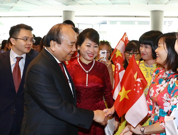 Thủ tướng đến Singapore, bắt đầu chuyến tham dự HNCC ASEAN 33