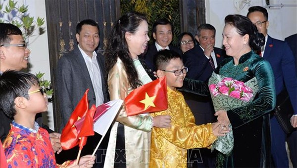 Chủ tịch Quốc hội Nguyễn Thị Kim Ngân gặp gỡ cán bộ Đại sứ quán, đại diện cộng đồng người Việt Nam tại Qatar