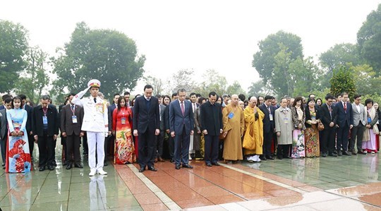  Đoàn đại biểu kiều bào dự Xuân Quê hương 2020 vào Lăng viếng Chủ tịch Hồ Chí Minh