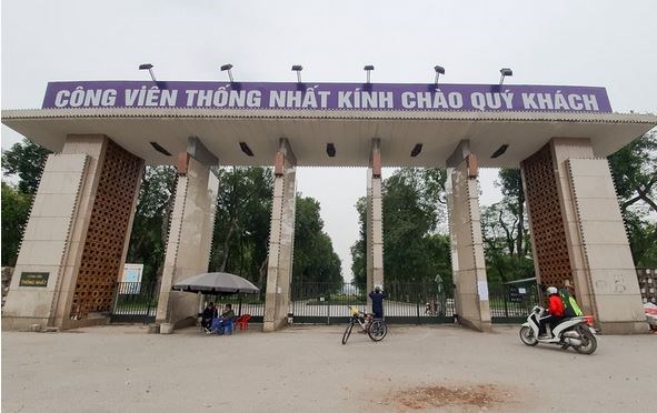 Ngày đầu cách ly toàn xã hội: Dân Hà Nội vẫn ra đường tập thể dục