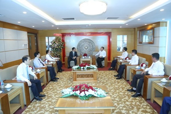 Phó Chủ tịch - Tổng Thư ký Hầu A Lềnh thăm và chúc mừng Báo NTNN/Dân Việt