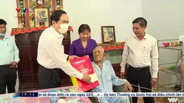 Ủy viên Bộ Chính trị, Chủ tịch Trần Thanh Mẫn trao quà Tết cho người nghèo tại Hậu Giang và Cần Thơ