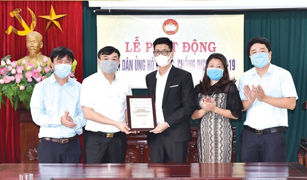 Ủy ban MTTQ tỉnh Bắc Ninh tiếp nhận ủng hộ 100 triệu đồng và 2 tấn gạo phòng, chống dịch COVID-19