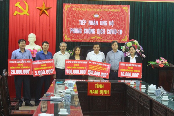 Nam Định: Thêm hàng trăm triệu đồng và nhiều nhu yếu phẩm ủng hộ chống dịch Covid-19