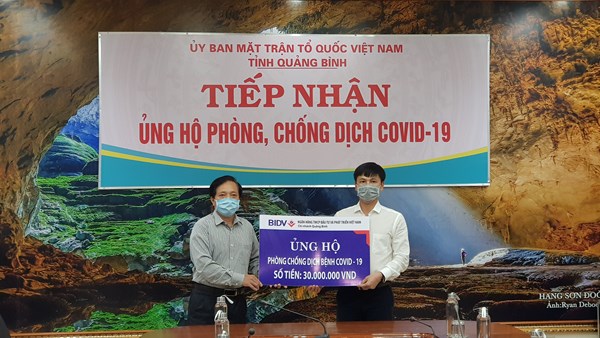 Ủy ban MTTQ tỉnh Quảng Bình tiếp nhận ủng hộ phòng, chống dịch bệnh Covid-19. 
