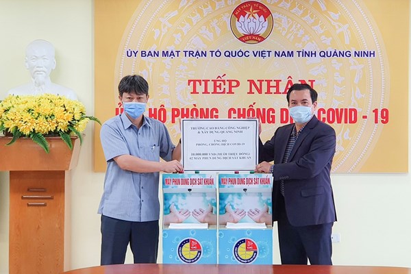 Quảng Ninh tiếp nhận kinh phí và 2 máy phun dung dịch sát khuẩn ủng hộ phòng, chống dịch