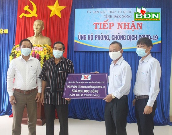 Ủy ban MTTQ Việt Nam tỉnh Đắk Nông tiếp nhận 500 triệu đồng phòng, chống dịch Covid-19