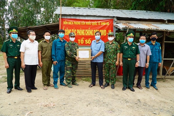 Ban Thường trực Ủy ban Mặt trận Tổ quốc Việt Nam tỉnh Đồng Tháp thăm các chốt phòng, chống dịch Covid-19 trên tuyến biên giới