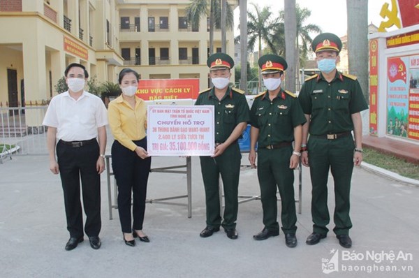 Chủ tịch UBMTTQ tỉnh Nghệ An tặng quà các điểm cách ly tập trung tại thành phố Vinh