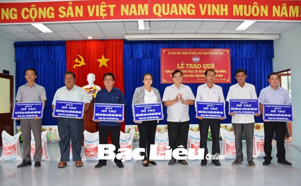 Ủy ban MTTQ Việt Nam tỉnh Bạc Liêu: Tặng hơn 1.000 bồn chứa nước ngọt cho người dân bị ảnh hưởng bởi hạn hán, xâm nhập mặn