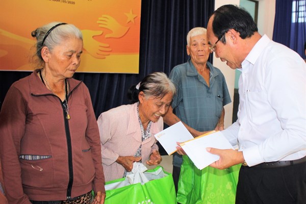 Quảng Nam: Tặng 150 suất quà cho người nghèo bị ảnh hưởng dịch Covid-19