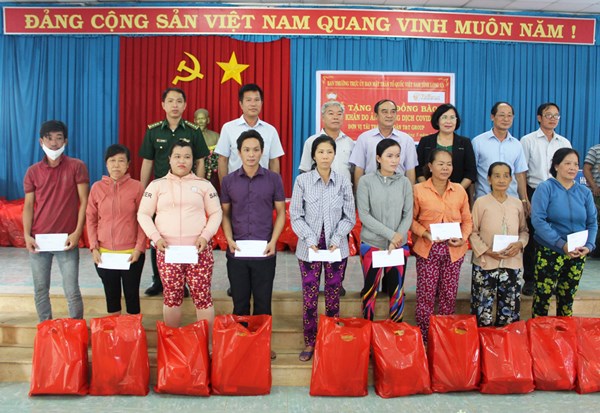 MTTQ tỉnh Long An trao 700 phần quà cho người dân huyện Đức Huệ