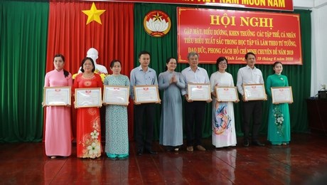 Ủy ban MTTQ Việt Nam tỉnh Vĩnh Long: Khen thưởng 31 tập thể, cá nhân học tập, làm theo Bác