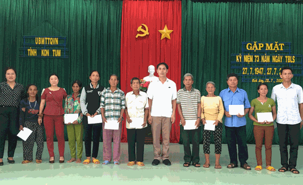 Ủy ban MTTQ tỉnh Kon Tum thăm, tặng quà cho đối tượng chính sách tại xã Đắk Ang, huyện Ngọc Hồi