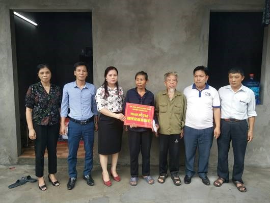 TP.Hà Nội: Ủy ban MTTQ Việt Nam huyện Quốc Oai trao tiền hỗ trợ xây, sửa nhà Đại đoàn kết