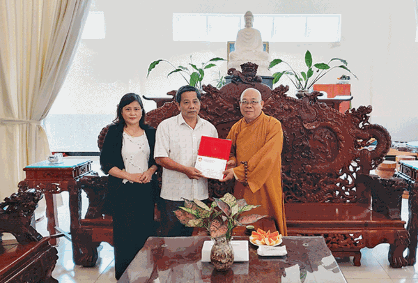 Ủy ban MTTQ tỉnh Kon Tum trao tiền hỗ trợ cho nhân sỹ, trí thức, chức sắc các tôn giáo