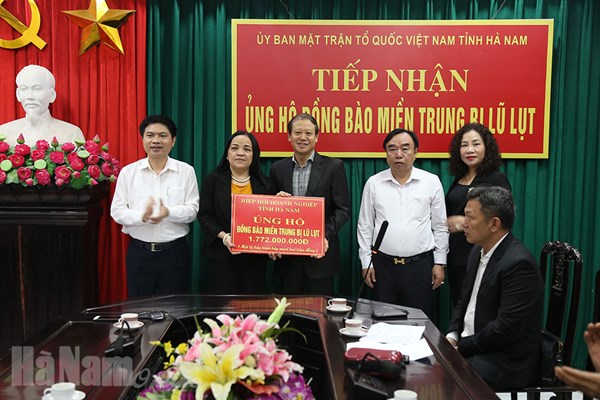 Ủy ban MTTQ tỉnh Hà Nam tiếp nhận ủng hộ đồng bào miền Trung 
