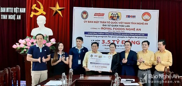 Ủy ban MTTQ Việt Nam tỉnh Nghệ An tiếp nhận 10 ngàn thùng cá hộp ủng hộ người nghèo