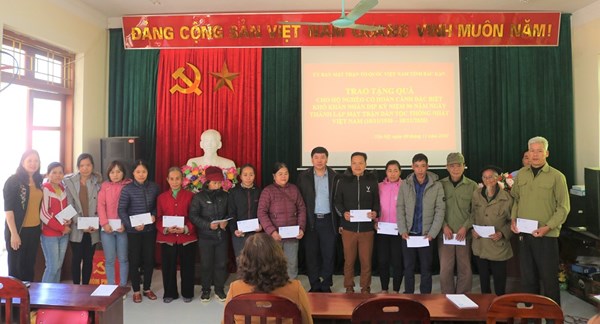 Ủy ban MTTQ Việt Nam tỉnh Bắc Kạn tặng quà cho hộ nghèo có hoàn cảnh đặc biệt khó khăn