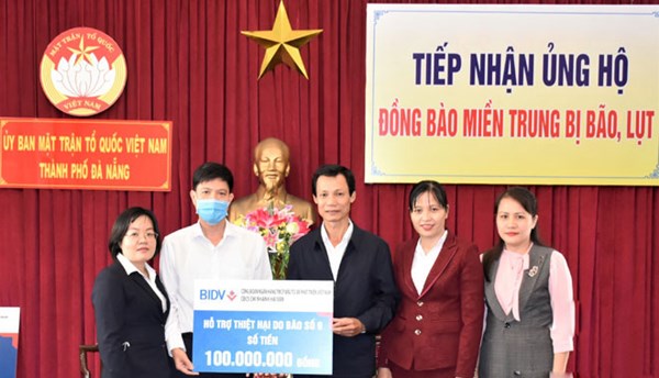 Đà Nẵng:Trao 300 triệu đồng cho 13 hộ dân thiệt hại nhà ở do bão số 9