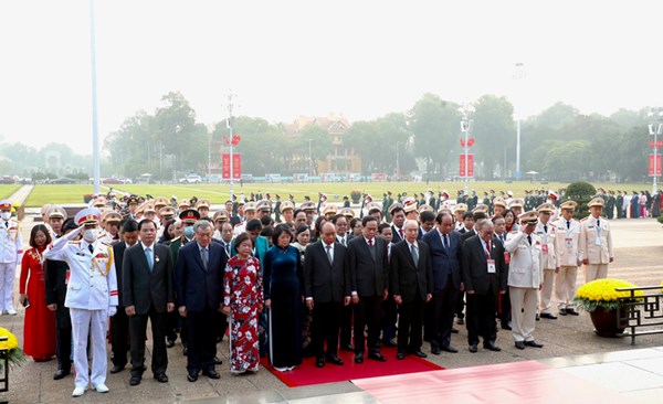Đoàn đại biểu dự Đại hội Thi đua yêu nước toàn quốc lần thứ X viếng Lăng Chủ tịch Hồ Chí Minh
