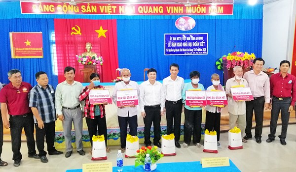 An Giang:Bàn giao 5 căn nhà Đại đoàn kết cho hộ nghèo ở Tịnh Biên