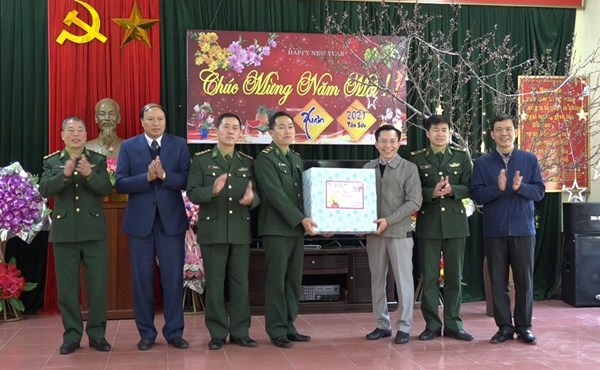 Ủy ban MTTQ tỉnh Cao Bằng tặng quà Tết tại huyện Thạch An 