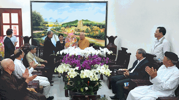 Đoàn đại biểu các  tôn giáo tỉnh đi thăm, tặng quà Tỉnh ủy tỉnh Kon Tum