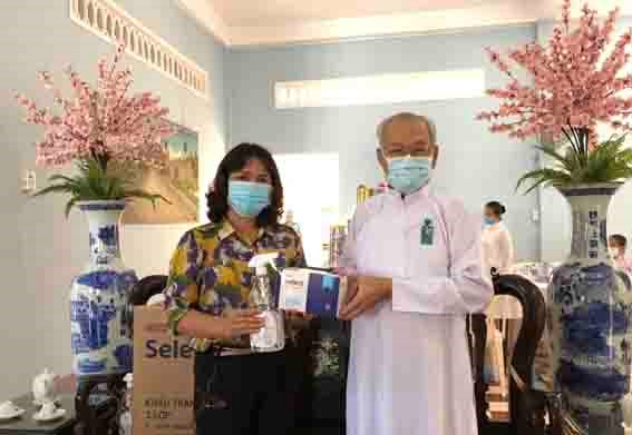 Ủy ban MTTQVN tỉnh Tây Ninh: Tặng khẩu trang, nước sát khuẩn cho Hội thánh Cao Đài Tòa thánh Tây Ninh 