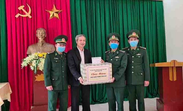 Ủy ban MTTQ tỉnh Thanh Hóa thăm, tặng quà các đồn biên phòng