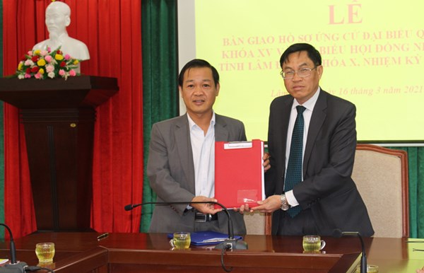 Lâm Đồng: Bàn giao hồ sơ người ứng cử ĐBQH khóa XV và đại biểu HĐND các cấp nhiệm kỳ 2021 – 2026