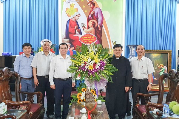 Lãnh đạo Ủy ban MTTQ tỉnh Quảng Ninh thăm, chúc mừng đồng bào Công giáo nhân dịp Lễ Phục sinh 2021