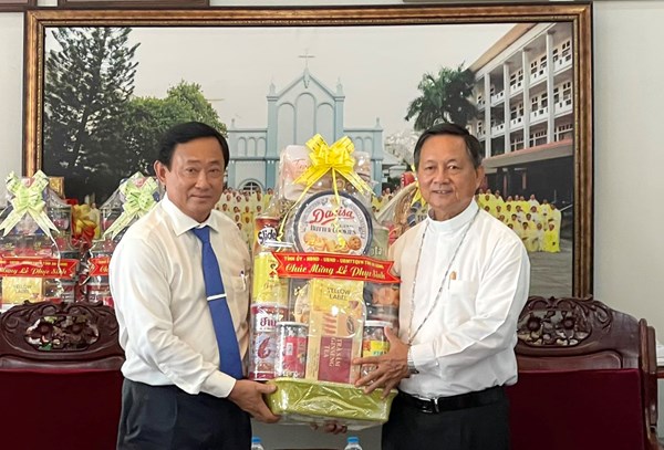 Chủ tịch UBMTTQVN tỉnh An Giang thăm, chúc mừng lễ Phục sinh 2021
