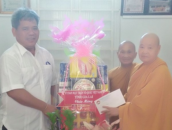 Ủy ban MTTQ tỉnh Gia Lai thăm, chúc mừng Đại lễ Phật đản năm 2021