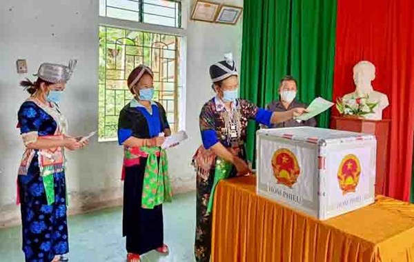 Đồng bào dân tộc thiểu số ở Nghệ An náo nức đi bỏ phiếu sớm